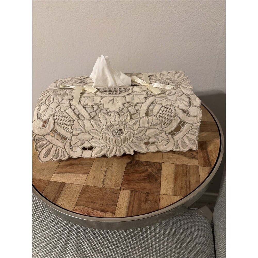 Vintage , Beige Linen TISSUE BOX COVER Roses Hand Embroidered In Madeira